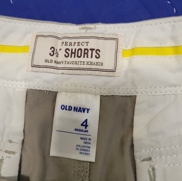 Women size 4 old navy Khakis shorts - Picture 3 of 3